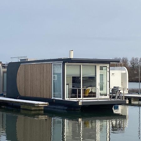Houseboat Trinidad Hotel มาสทริชท์ ภายนอก รูปภาพ