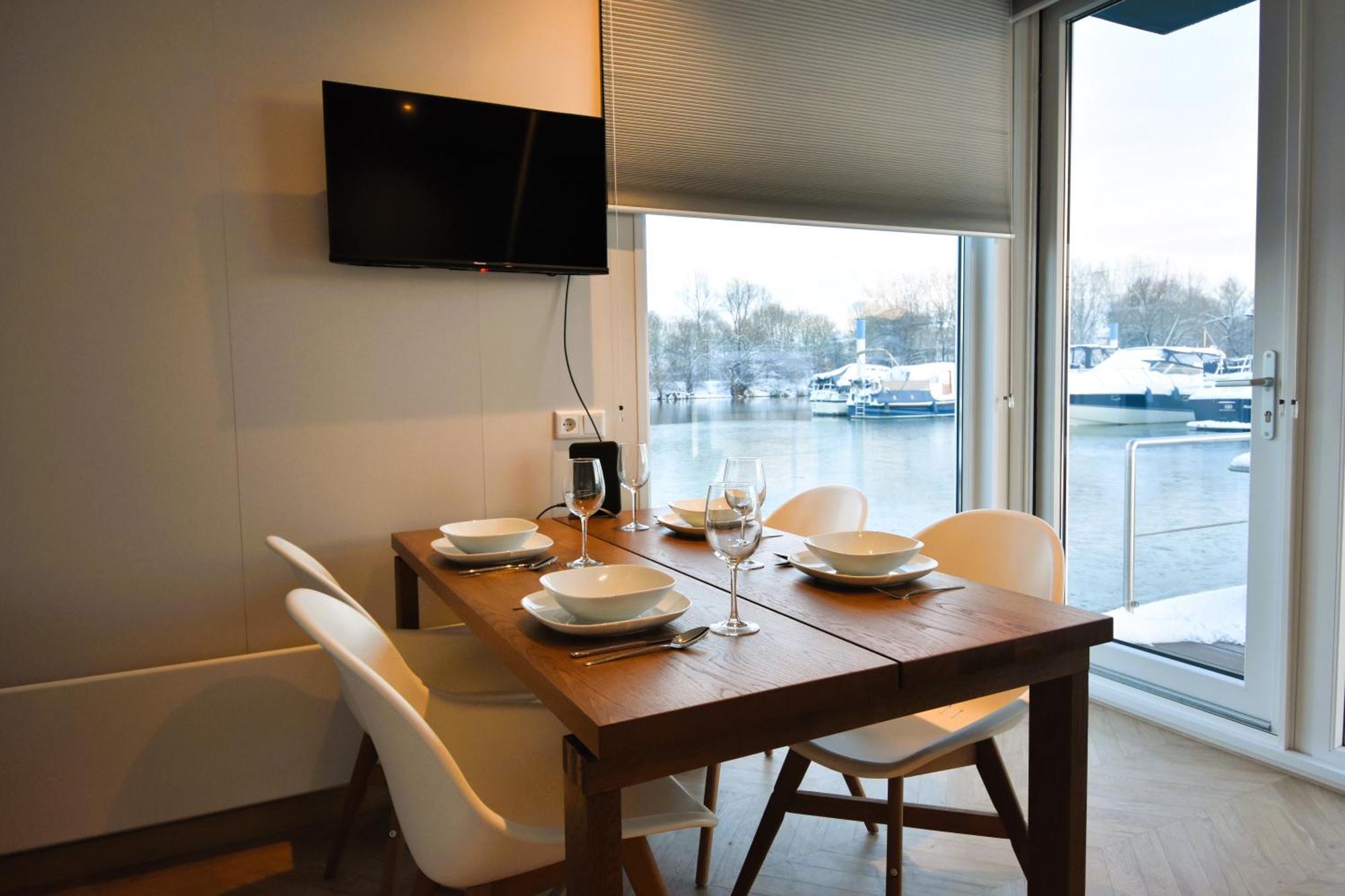 Houseboat Trinidad Hotel มาสทริชท์ ภายนอก รูปภาพ