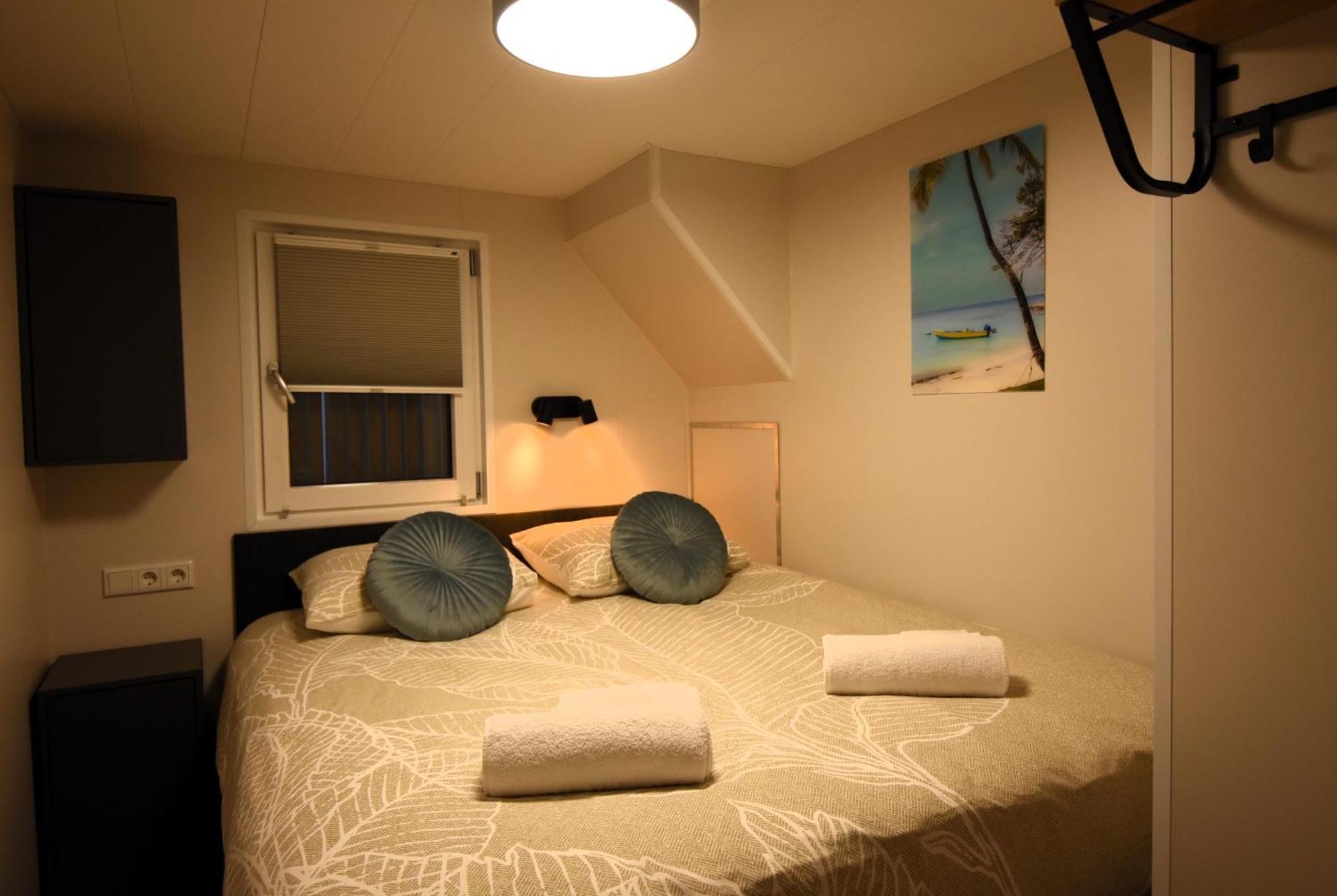 Houseboat Trinidad Hotel มาสทริชท์ ภายนอก รูปภาพ