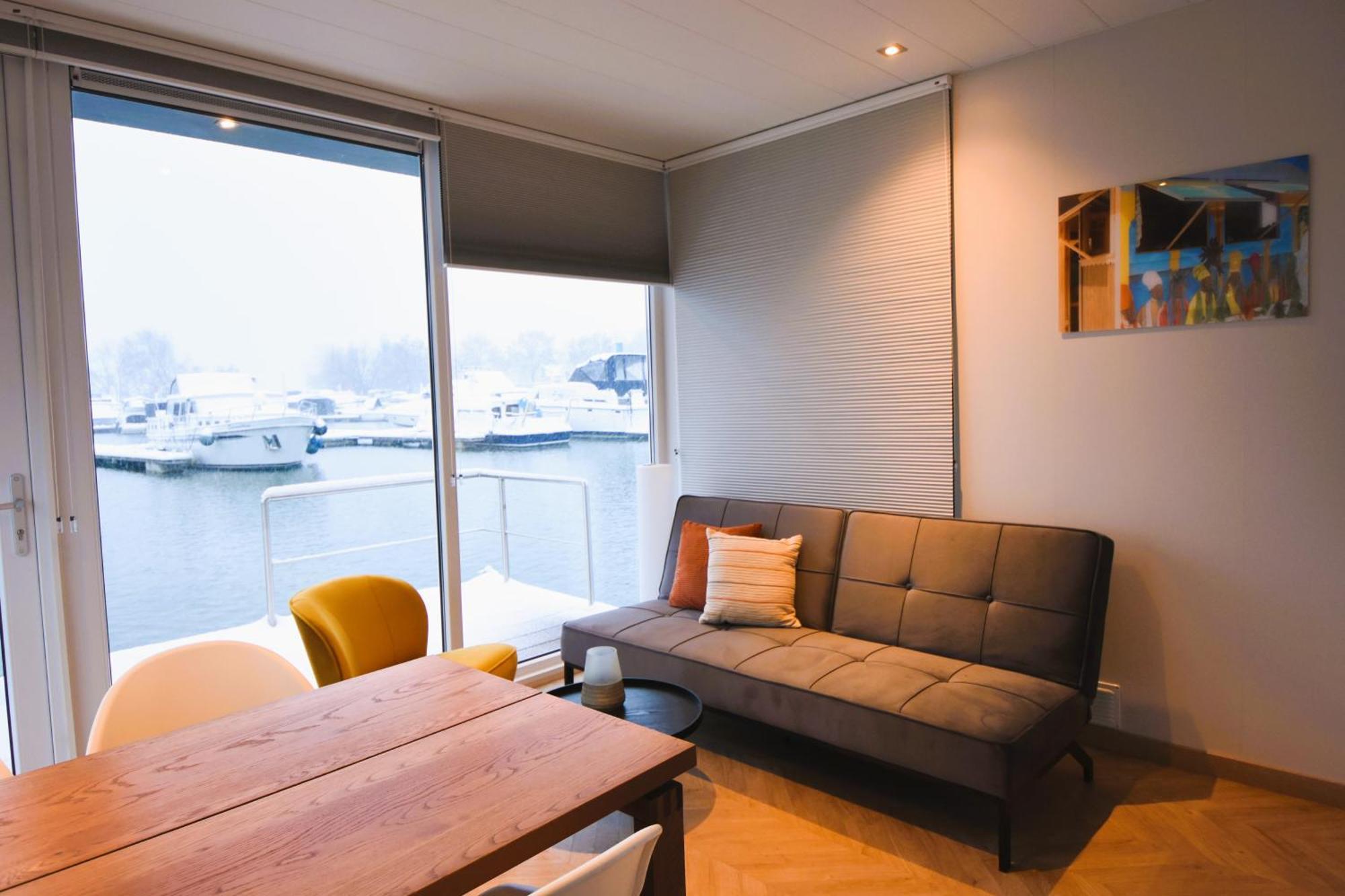 Houseboat Trinidad Hotel มาสทริชท์ ภายนอก รูปภาพ